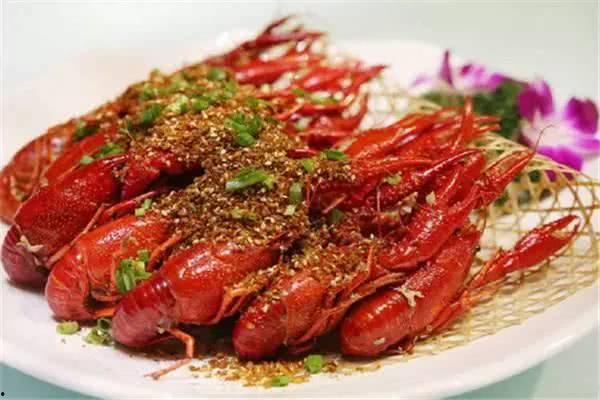 莱芜吃瓜事件小龙虾视频,小龙虾视频引发网友热议