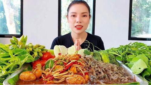 美女吃酸辣瓜的视频,美女大快朵颐，味蕾盛宴瞬间开启