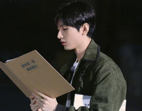 吃瓜博主爆料成毅视频,吃瓜博主揭秘娱乐圈不为人知的一面