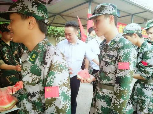 部队群众吃瓜视频,部队群众欢乐时光的温馨瞬间