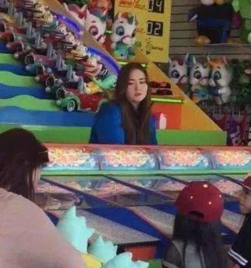 吃瓜拍照自拍视频,吃瓜、自拍、视频，记录夏日欢乐时光