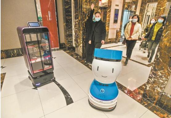 送餐机器人吃瓜视频,萌态十足引网友热议