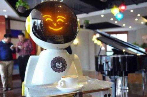 送餐机器人吃瓜视频,萌态十足引网友热议