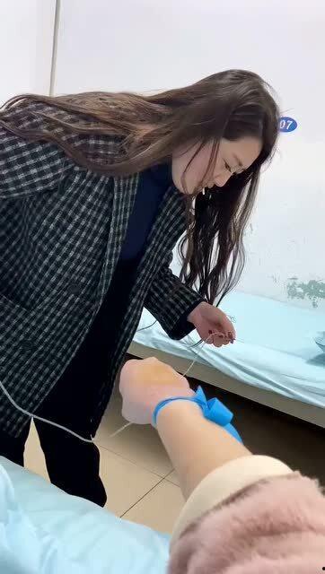 闺蜜陪着输液的视频吃瓜,输液现场吃瓜不停！