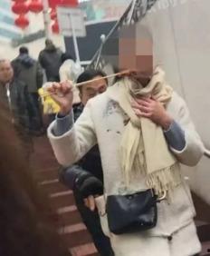 闺蜜陪着输液的视频吃瓜,输液现场吃瓜不停！