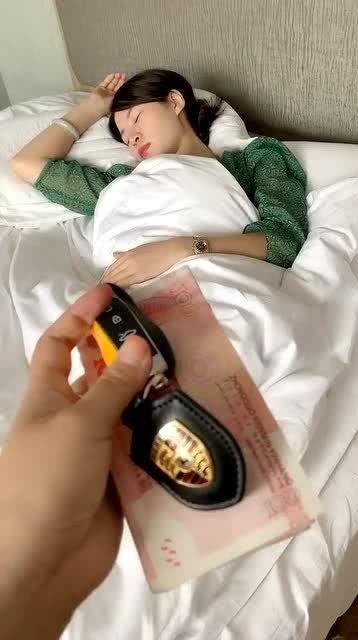 闺蜜陪着输液的视频吃瓜,输液现场吃瓜不停！