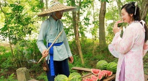 乾隆出巡路边吃瓜视频播放