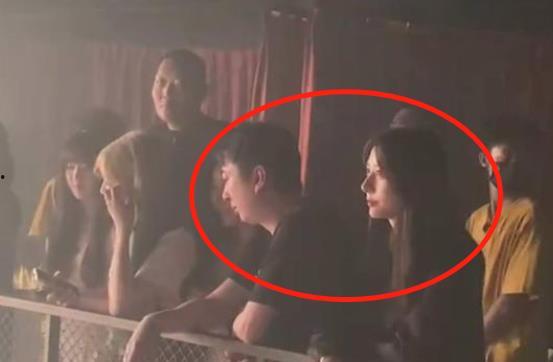 广西夫妻网红吃瓜视频,揭秘网络红人幕后生活点滴