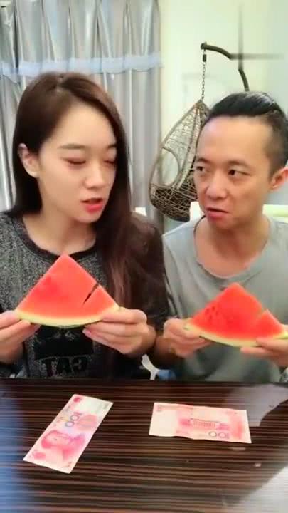 夫妻俩停车吃瓜视频,意外走红网络