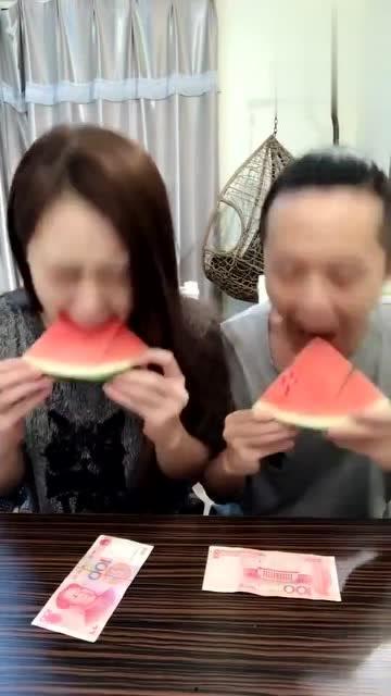 夫妻俩停车吃瓜视频,意外走红网络