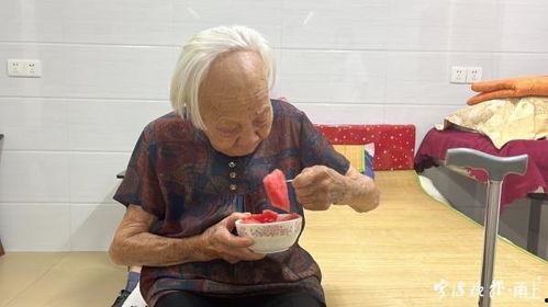 老婆婆吃瓜的视频,老婆婆的欢乐吃瓜时光
