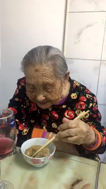 老婆婆吃瓜的视频,老婆婆的欢乐吃瓜时光