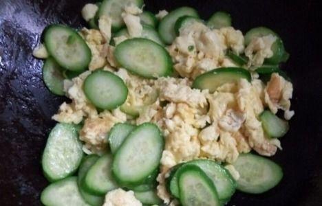 吃荷兰瓜的视频播放,视频播放带你领略瓜香四溢